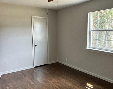 2502 Kingsdale Drive - Photo Thumbnail 13