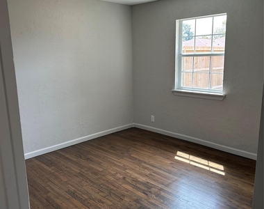 2502 Kingsdale Drive - Photo Thumbnail 10