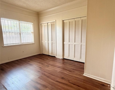 7700 Creekbend Drive - Photo Thumbnail 7