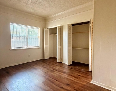 7700 Creekbend Drive - Photo Thumbnail 8