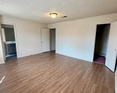 7700 Creekbend Drive - Photo Thumbnail 13