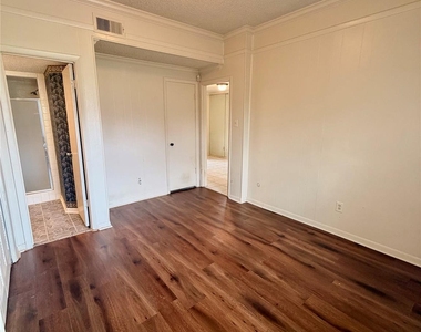 7700 Creekbend Drive - Photo Thumbnail 10