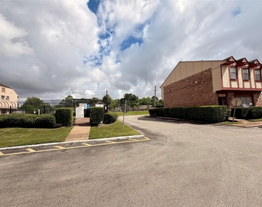 7700 Creekbend Drive - Photo Thumbnail 25