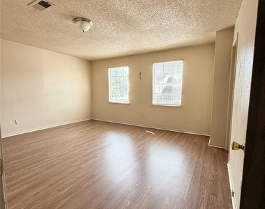 7700 Creekbend Drive - Photo Thumbnail 12