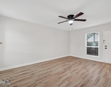 1516 Bay Area Boulevard - Photo Thumbnail 8