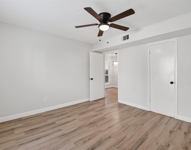 1516 Bay Area Boulevard - Photo Thumbnail 18