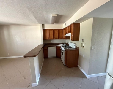 117 N Evergreen Avenue - Photo Thumbnail 3
