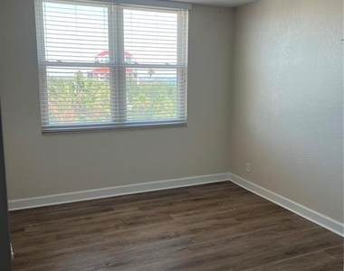 5701 Bahia Del Mar Circle - Photo Thumbnail 10