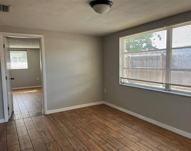 7835 Arbordale Drive - Photo Thumbnail 7