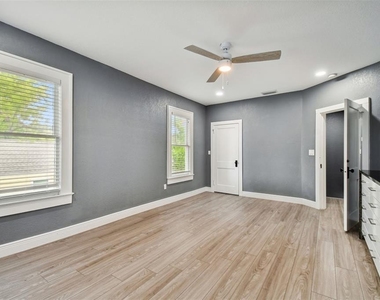 6810 N Navin Avenue - Photo Thumbnail 30