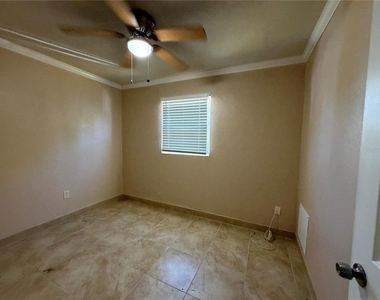1015 Vine Avenue - Photo Thumbnail 5