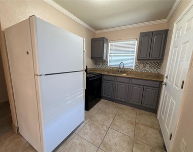 1015 Vine Avenue - Photo Thumbnail 3