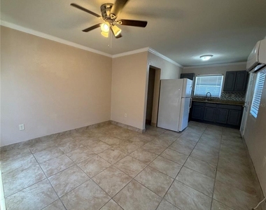 1015 Vine Avenue - Photo Thumbnail 2