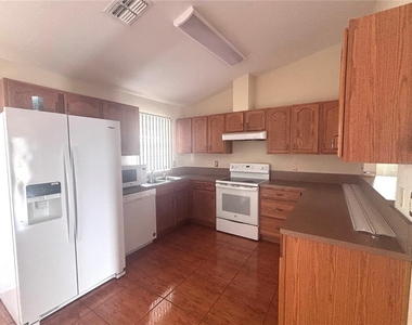 1912 Manatee Dr - Photo Thumbnail 4