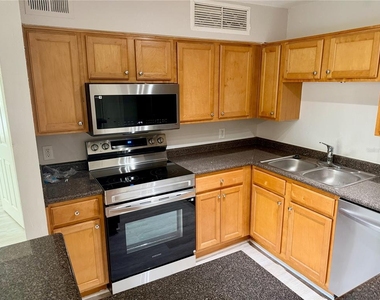 375 Lake Ontario Court - Photo Thumbnail 5