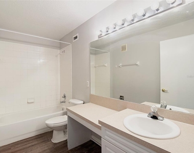 621 Washington Palm Loop - Photo Thumbnail 10