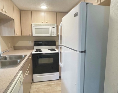 1122 S Pine Ridge Circle - Photo Thumbnail 13