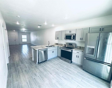 309 Clermont Drive - Photo Thumbnail 6