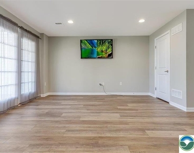 10 White Rose Lane - Photo Thumbnail 9