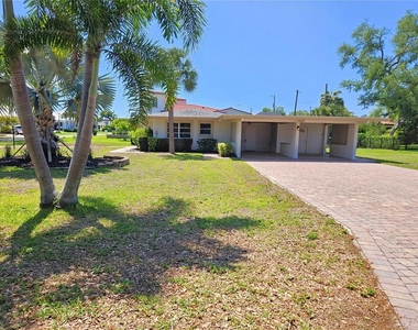 309 Park Boulevard N - Photo Thumbnail 2