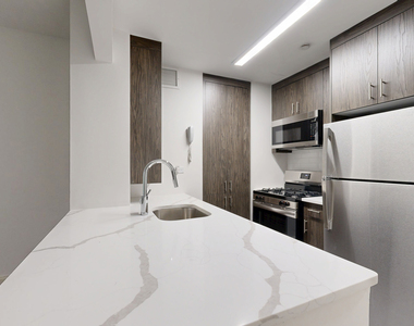 10 Hanover Square - Photo Thumbnail 1