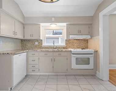 223 Townsend Avenue - Photo Thumbnail 12