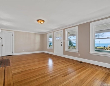 223 Townsend Avenue - Photo Thumbnail 4
