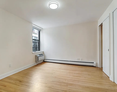 365 West 52nd Street - Photo Thumbnail 3