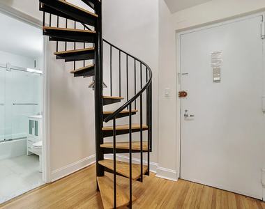 365 West 52nd Street - Photo Thumbnail 2