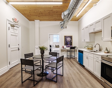 421 University Ave - Photo Thumbnail 7