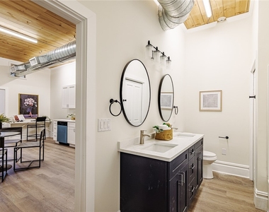 421 University Ave - Photo Thumbnail 11