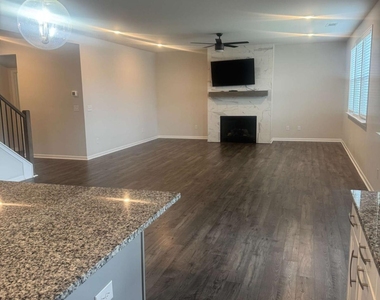 719 Saffron Boulevard - Photo Thumbnail 3