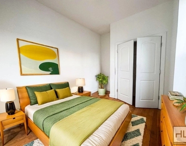 West 125 Street - Photo Thumbnail 2