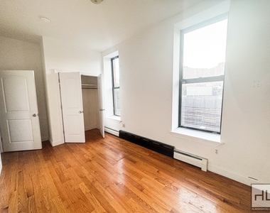 West 125 Street - Photo Thumbnail 4