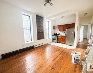 West 125 Street - Photo Thumbnail 3
