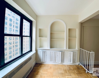 East 56 Street - Photo Thumbnail 2