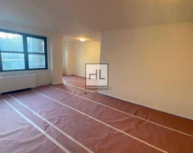 E 82 St - Photo Thumbnail 1
