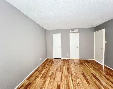 6011 Dooley Drive - Photo Thumbnail 7