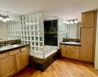 3026 Commerce - Photo Thumbnail 11