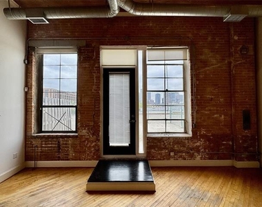3026 Commerce - Photo Thumbnail 4