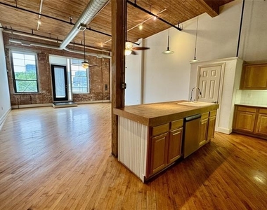 3026 Commerce - Photo Thumbnail 10