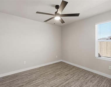 2854 Glennster Street - Photo Thumbnail 16