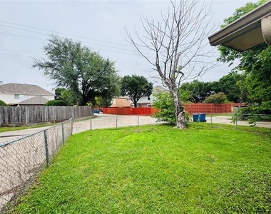 8513 Kensington Drive - Photo Thumbnail 9