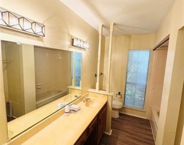 8513 Kensington Drive - Photo Thumbnail 7