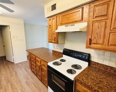 8513 Kensington Drive - Photo Thumbnail 1