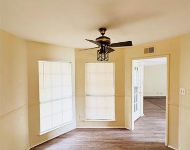 8513 Kensington Drive - Photo Thumbnail 3