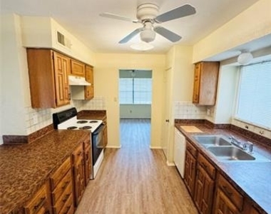 8513 Kensington Drive - Photo Thumbnail 2