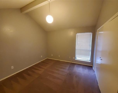 10212 Hillhouse Lane - Photo Thumbnail 6