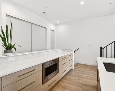 419 W 9th Street - Photo Thumbnail 8