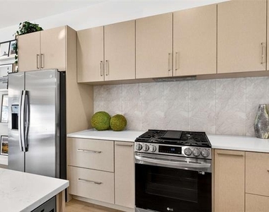 419 W 9th Street - Photo Thumbnail 6